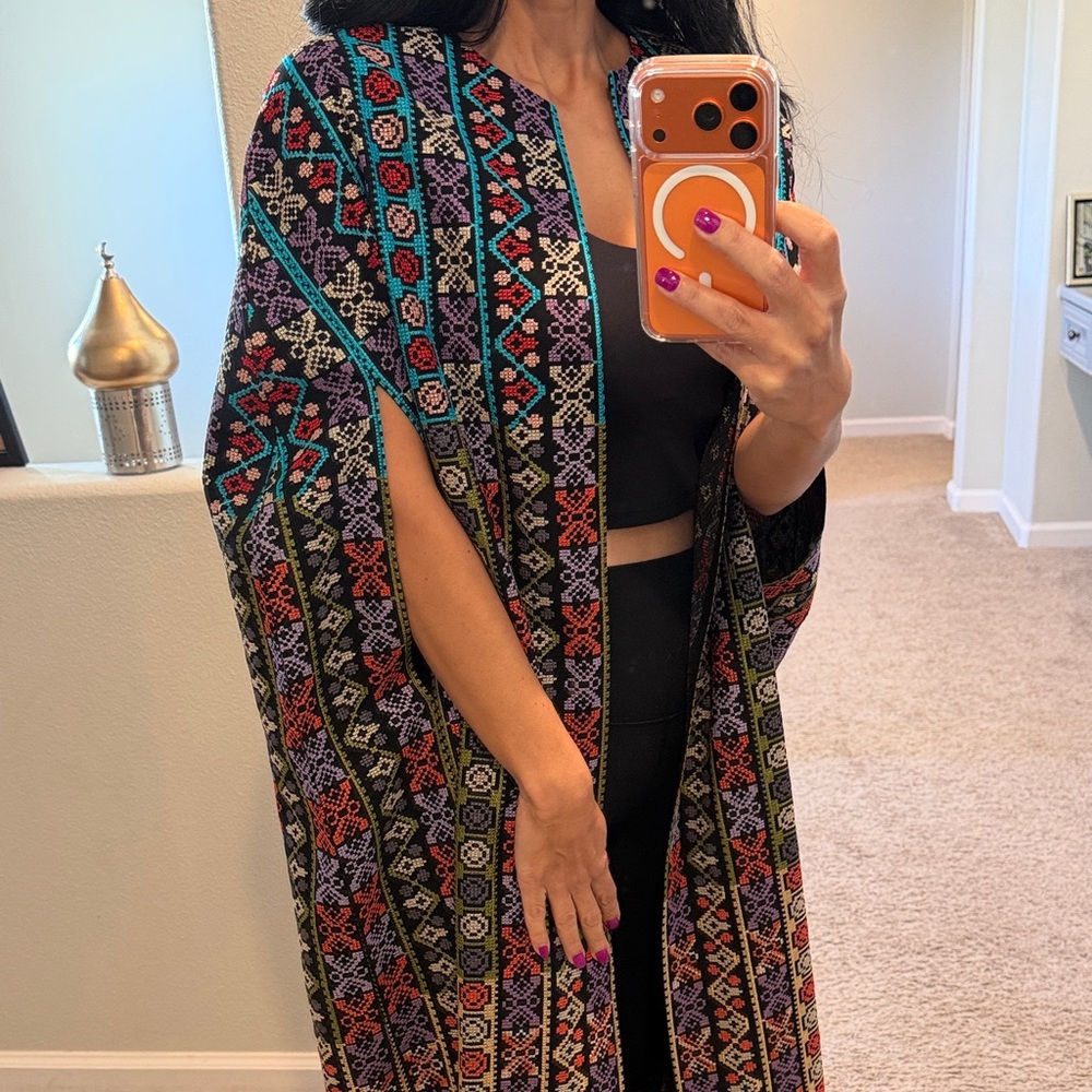 Elegant Tatreez Patterned Cape - Picture 3 of 4